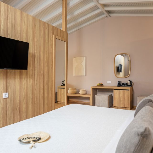 petra-nera-skiathos-queen-suite-04